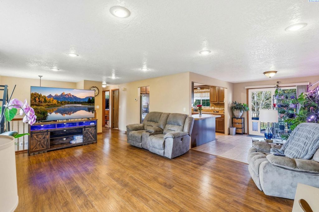 Photo of 308 S Arthur Street, Kennewick, WA 99336 (MLS # 290598)