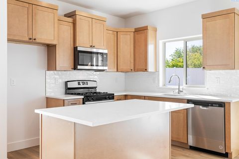 Photo of 1096 S Underwood Pl, Kennewick, WA 99337 (MLS # 289926)