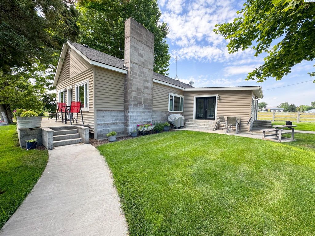 Photo of 2060 Cemetery Rd, Sunnyside, WA 98944 (MLS # 290428)