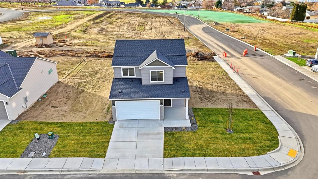 Photo of 1202 Topaz Ave, Grandview, WA 98930 (MLS # 289359)