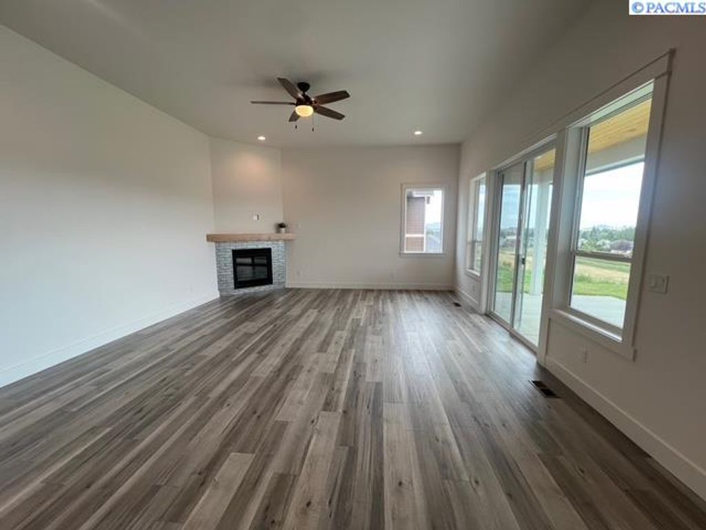 Photo of 1055 SW Panorama Dr, Pullman, WA 99163 (MLS # 286403)