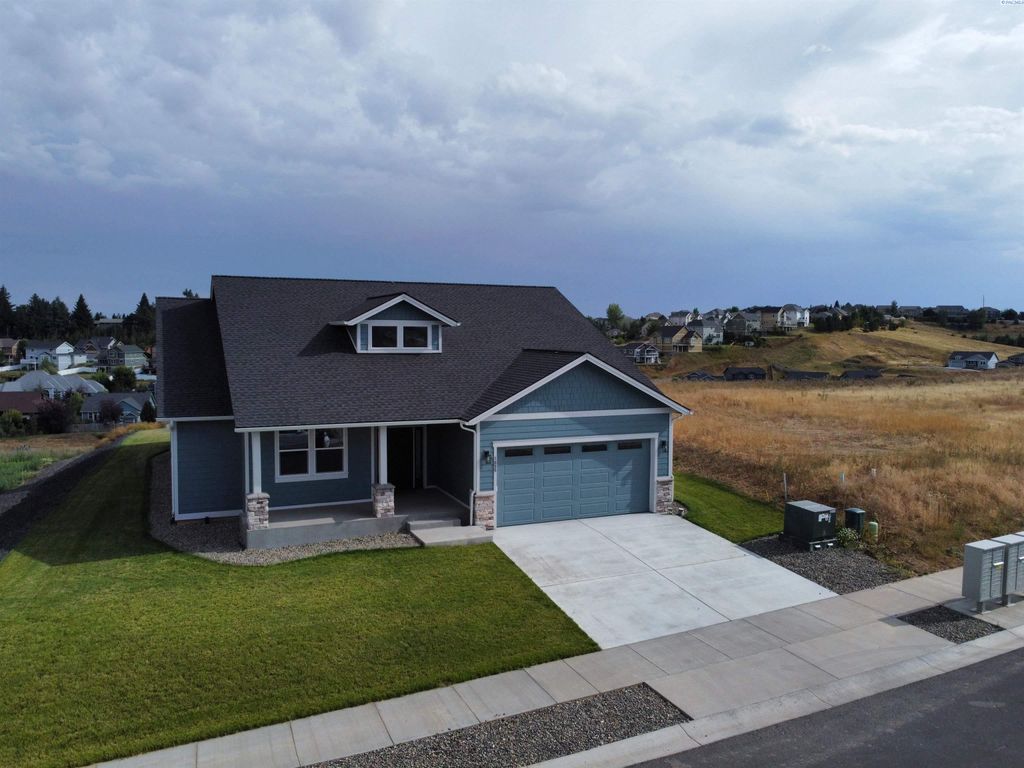 Photo of 1055 SW Panorama Dr, Pullman, WA 99163 (MLS # 286403)