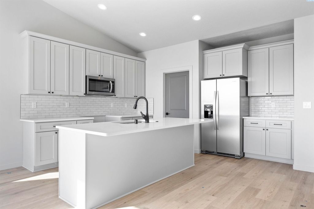 Photo of 2910 E Helena St, Pasco, WA 99301 (MLS # 291010)