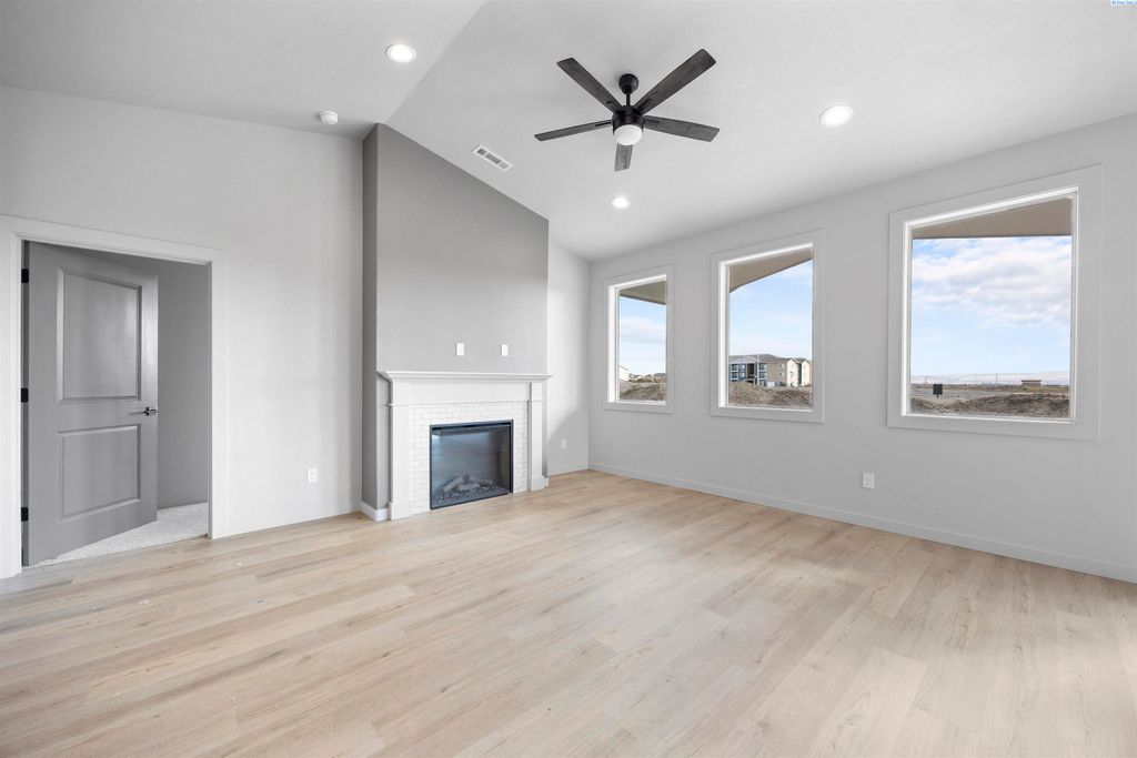 Photo of 2910 E Helena St, Pasco, WA 99301 (MLS # 291010)