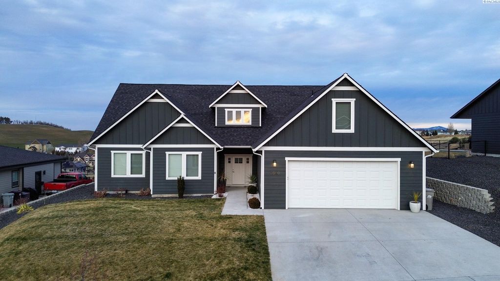 Photo of 2080 NW Canyon View Dr, Pullman, WA 99163 (MLS # 290111)