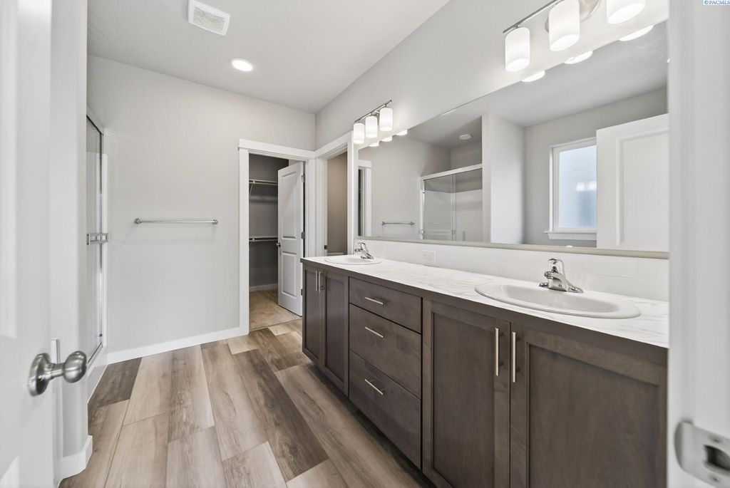 Photo of 3705 Stonecap St, Richland, WA 99352 (MLS # 291277)