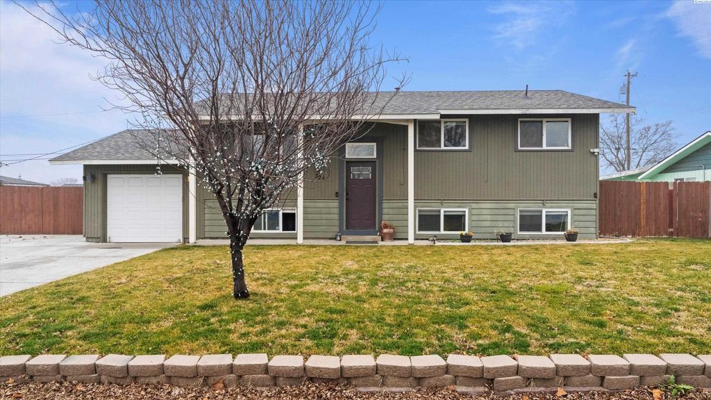 Photo of 321 S Sheppard St, Kennewick, WA 99336 (MLS # 289894)