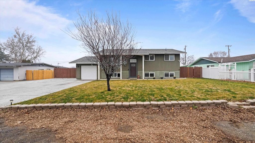 Photo of 321 S Sheppard St, Kennewick, WA 99336 (MLS # 289894)