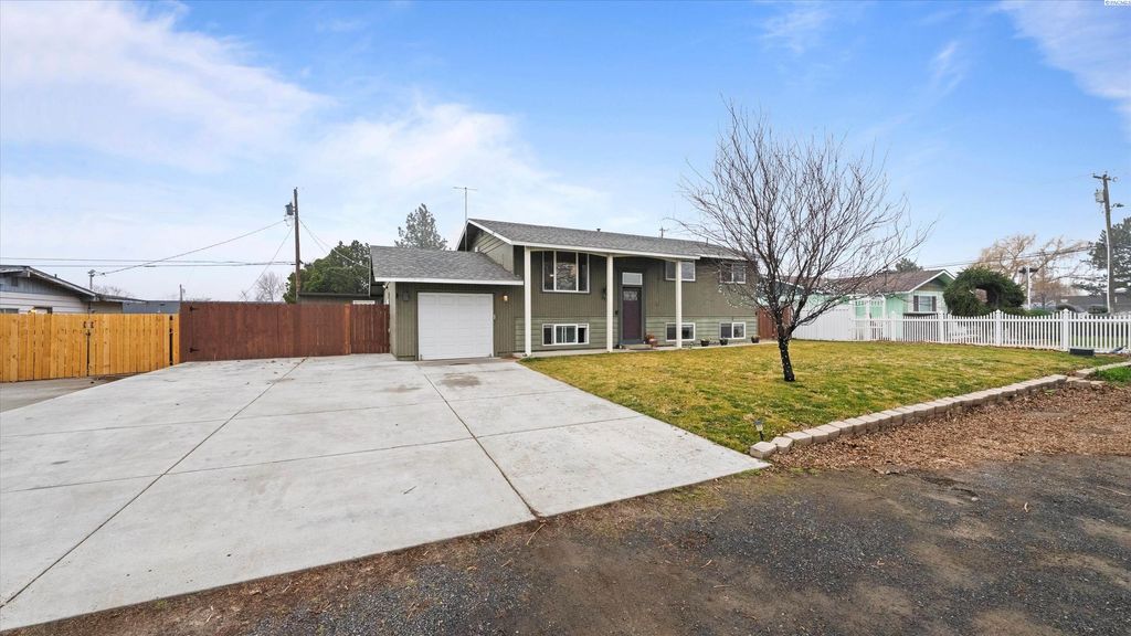 Photo of 321 S Sheppard St, Kennewick, WA 99336 (MLS # 289894)