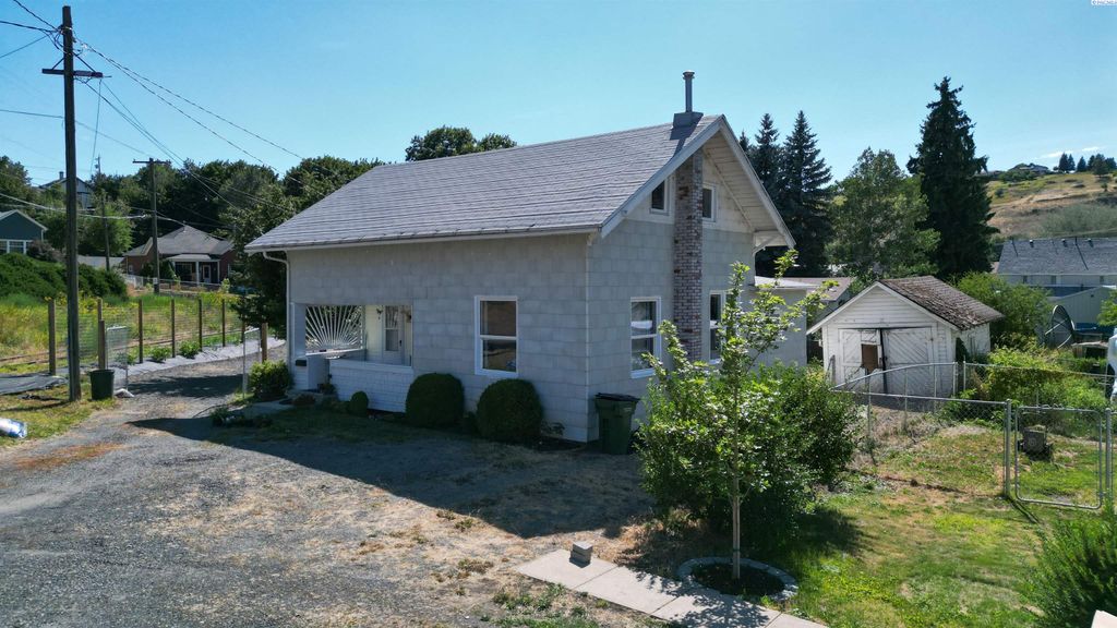 Photo of 311 E Cooper St, Colfax, WA 99111 (MLS # 290205)