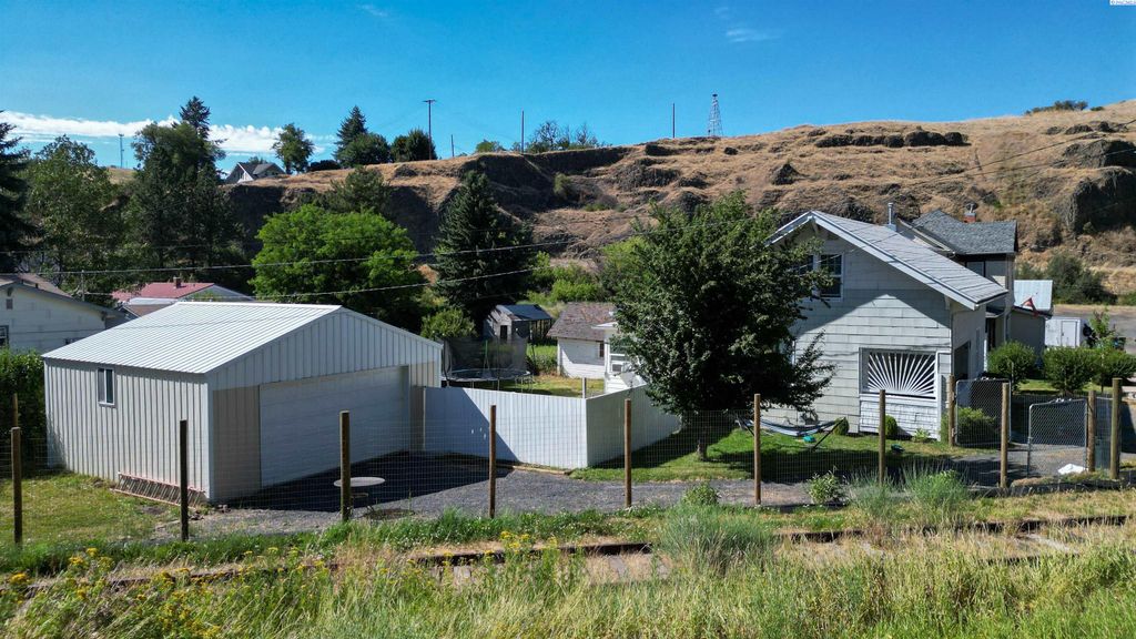 Photo of 311 E Cooper St, Colfax, WA 99111 (MLS # 290205)