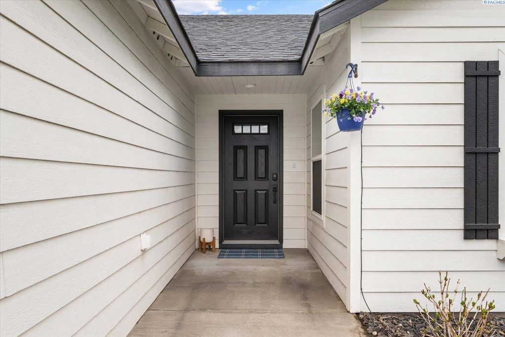 Photo of 5321 Pinehurst Street, West Richland, WA 99353 (MLS # 291392)