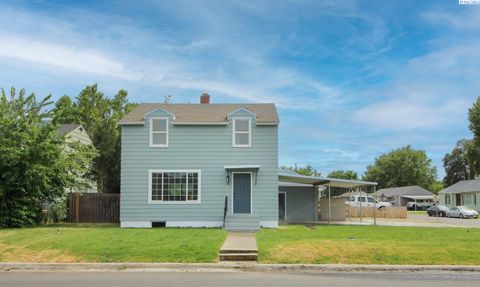 Photo of 709 Comstock Street, Richland, WA 99352 (MLS # 294178)