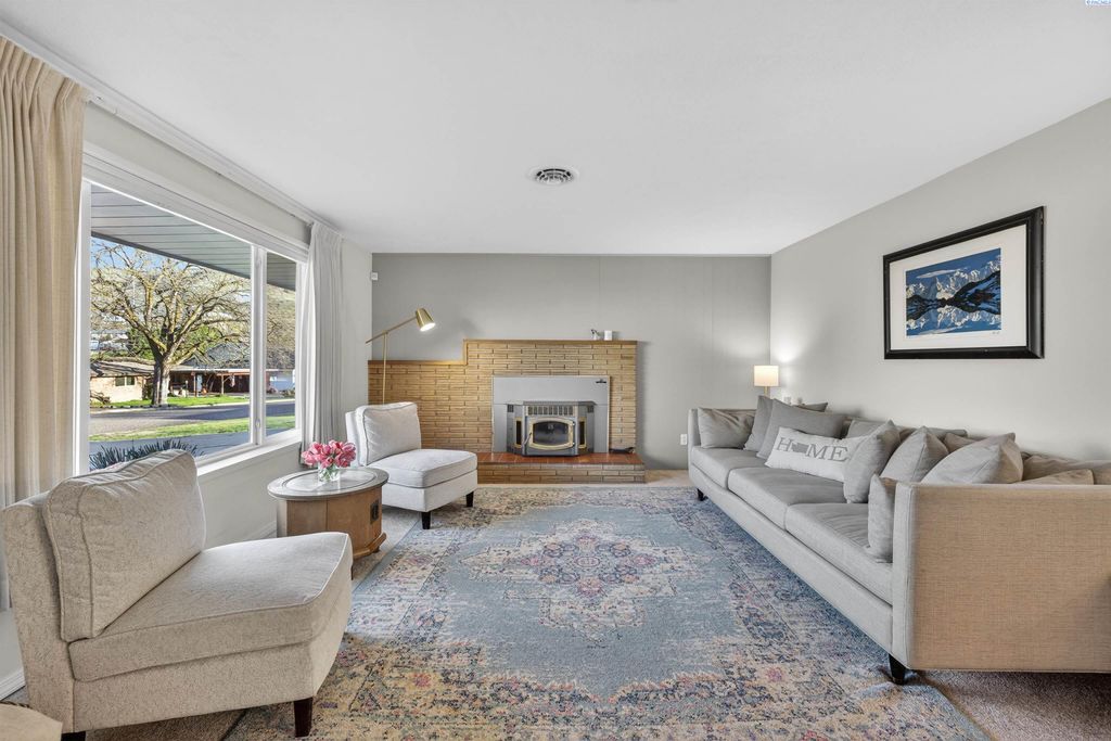 Photo of 935 Parkside Dr, Prosser, WA 99350 (MLS # 291966)