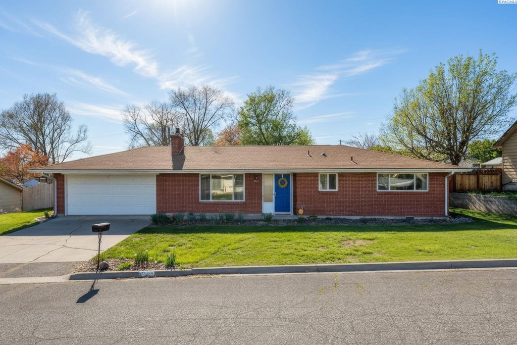 Photo of 935 Parkside Dr, Prosser, WA 99350 (MLS # 291966)