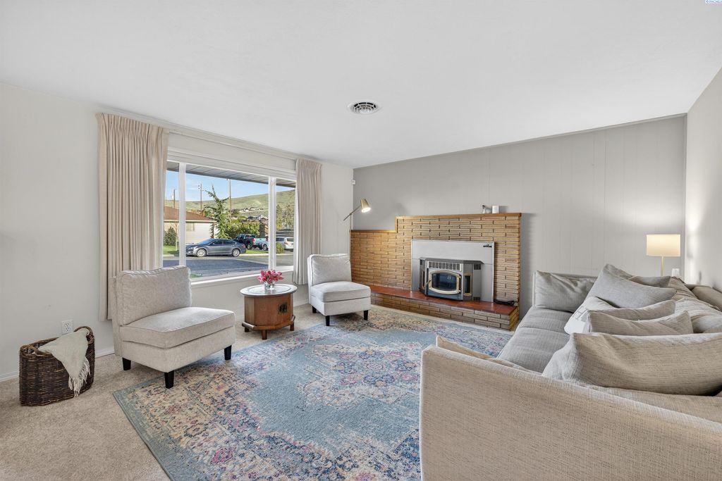 Photo of 935 Parkside Dr, Prosser, WA 99350 (MLS # 291966)