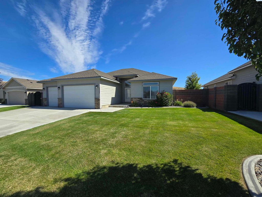 Photo of 6988 W 31st Avenue, Kennewick, WA 99338 (MLS # 289561)