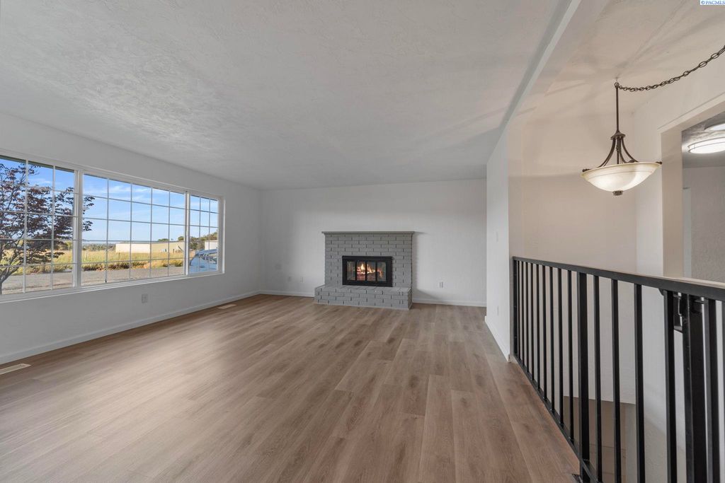 Photo of 114 E 36th Ave, Kennewick, WA 99337 (MLS # 288399)