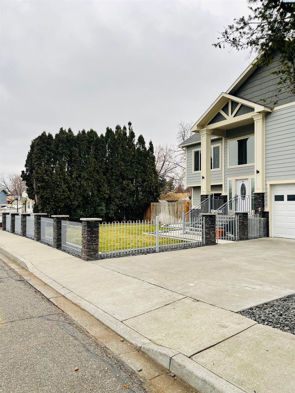 Photo of 8021 W Hood Ave, Kennewick, WA 99336 (MLS # 290304)