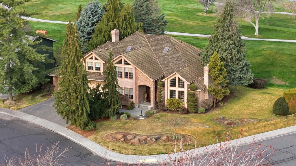 Photo of 230 Greenbriar West, Richland, WA 99352 (MLS # 290967)