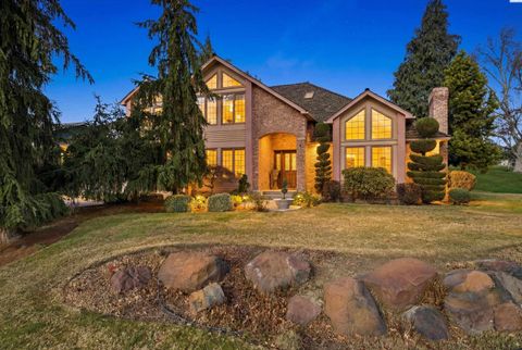 Photo of 230 Greenbriar West, Richland, WA 99352 (MLS # 290967)