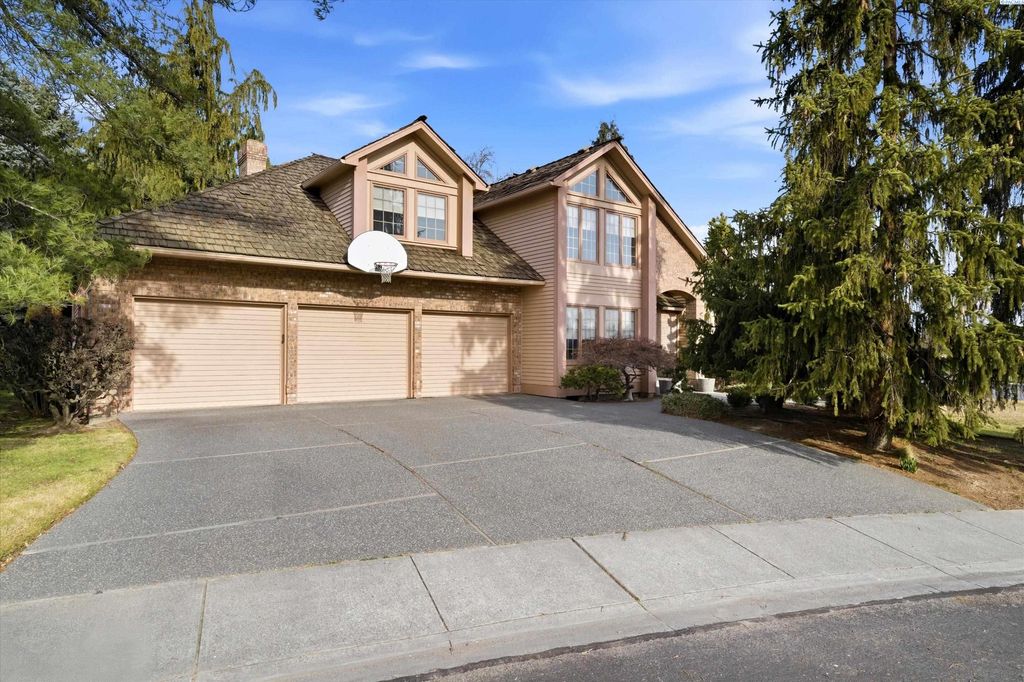 Photo of 230 Greenbriar West, Richland, WA 99352 (MLS # 290967)
