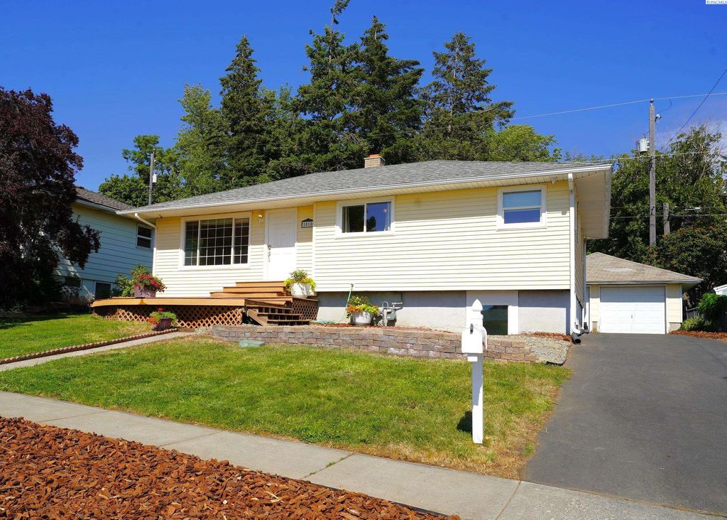 Photo of 1010 NW Clifford St, Pullman, WA 99163 (MLS # 285790)