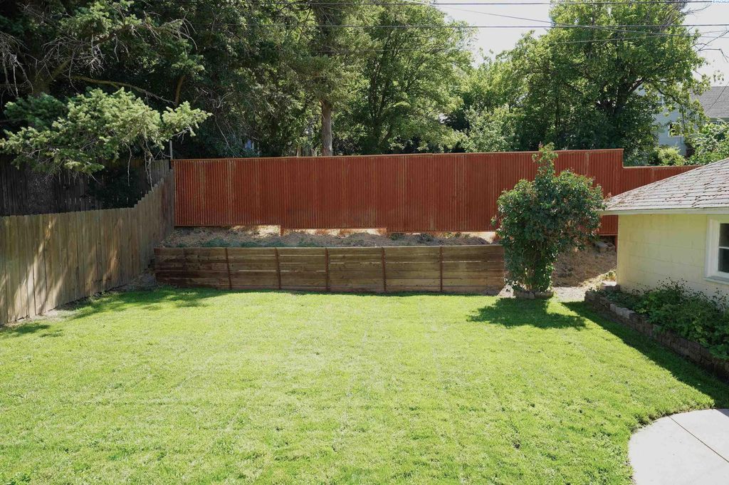 Photo of 1010 NW Clifford St, Pullman, WA 99163 (MLS # 285790)