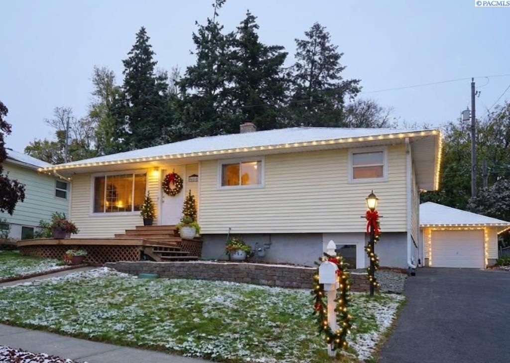 Photo of 1010 NW Clifford St, Pullman, WA 99163 (MLS # 285790)