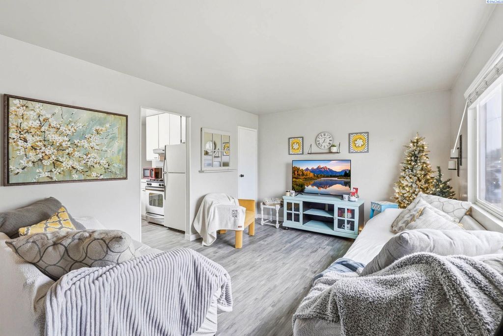 Photo of 501 Berkshire St, Richland, WA 99354 (MLS # 292400)