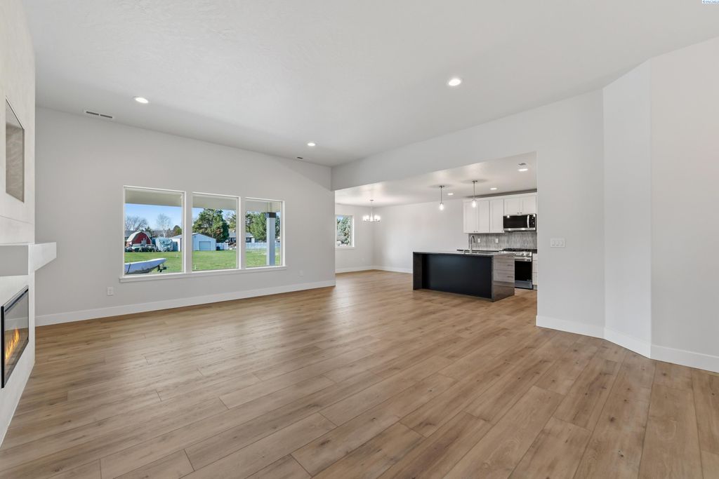 Photo of 10008 Redbud Dr, Pasco, WA 99301 (MLS # 291156)