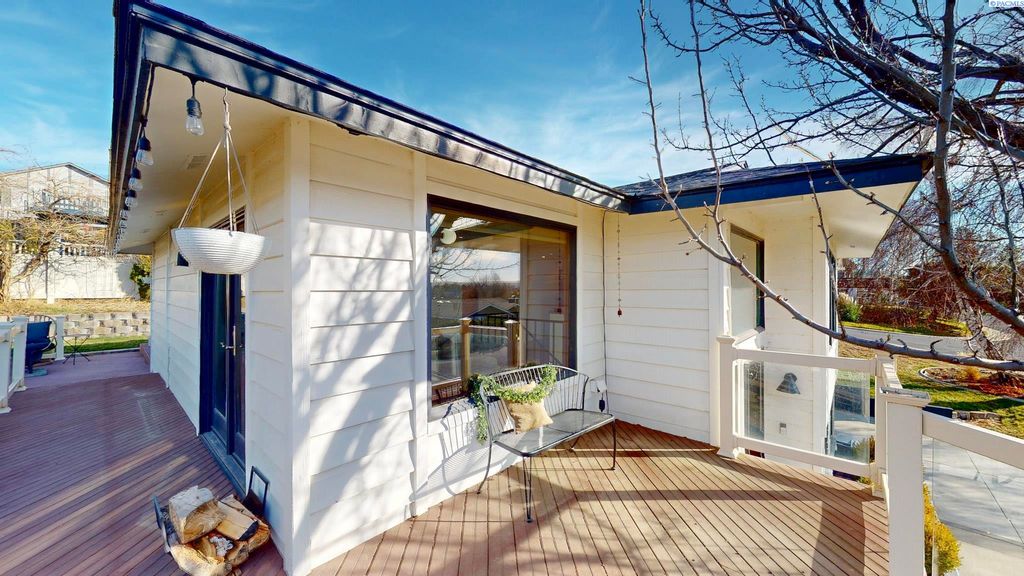 Photo of 460 Blalock Court, Richland, WA 99352 (MLS # 289733)