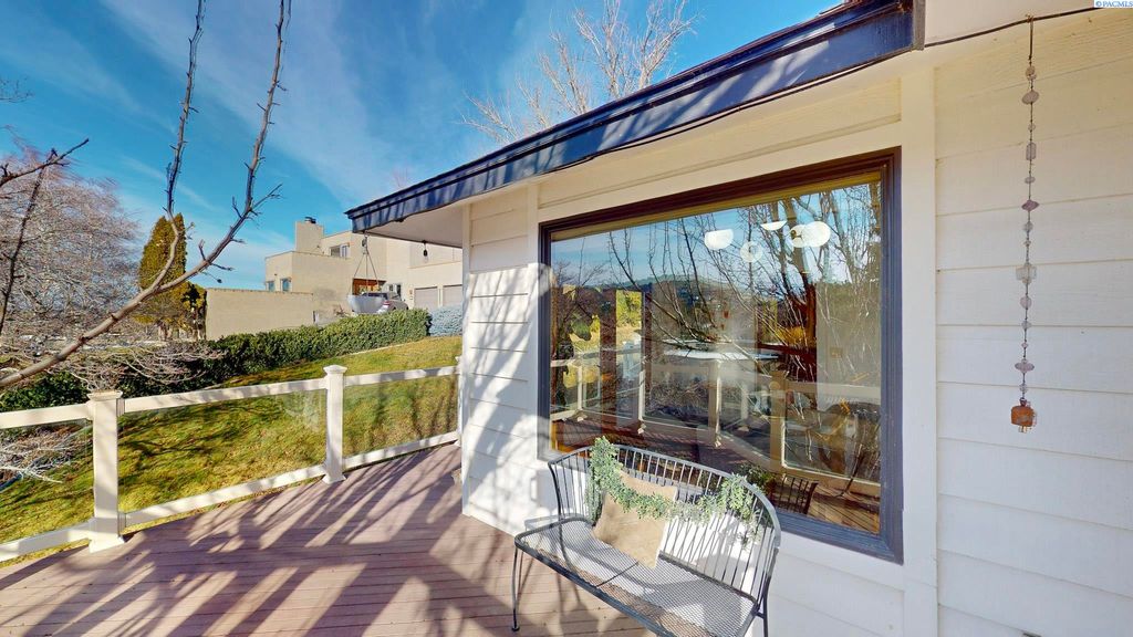 Photo of 460 Blalock Court, Richland, WA 99352 (MLS # 289733)