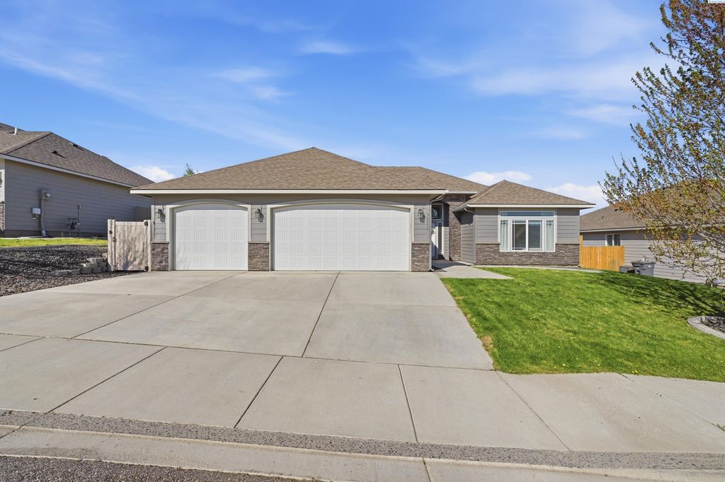 Photo of 3232 S Taft St, Kennewick, WA 99338 (MLS # 291947)