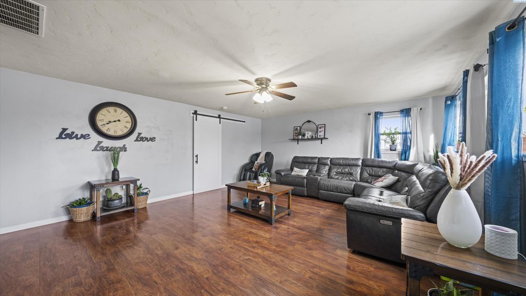 Photo of 420 S Edison Pl, Kennewick, WA 99336 (MLS # 290200)