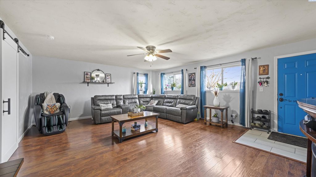 Photo of 420 S Edison Pl, Kennewick, WA 99336 (MLS # 290200)