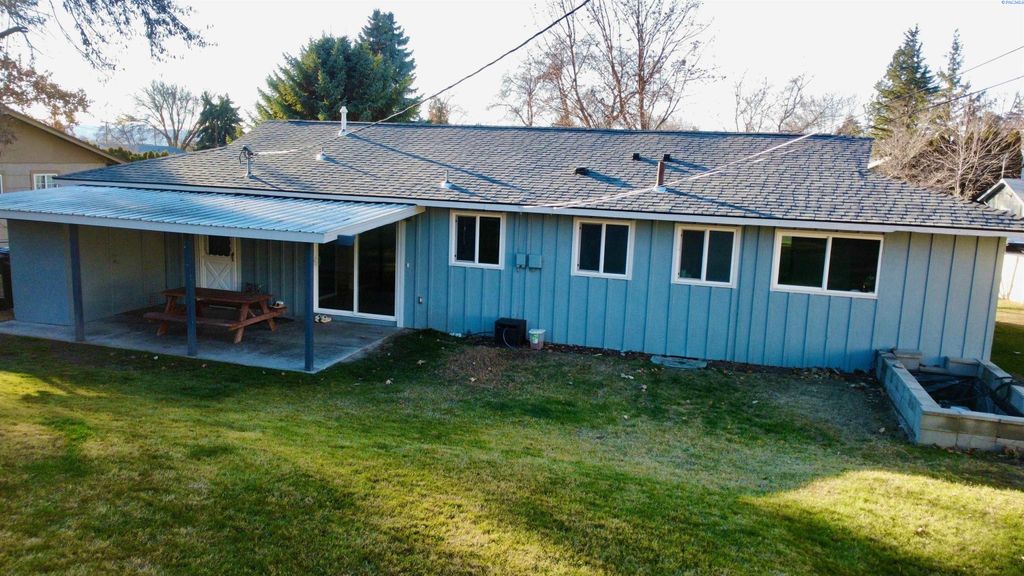 Photo of 207 Adams Park Dr, Zillah, WA 98953 (MLS # 289314)