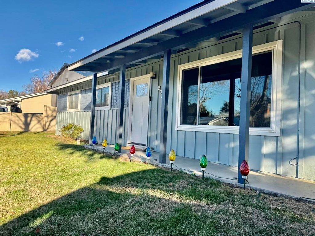 Photo of 207 Adams Park Dr, Zillah, WA 98953 (MLS # 289314)