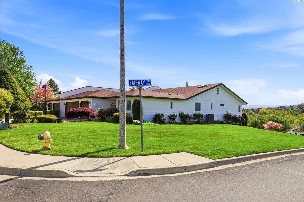 Photo of 1903 N Meadows Dr. North Dr, Richland, WA 99352 (MLS # 292354)