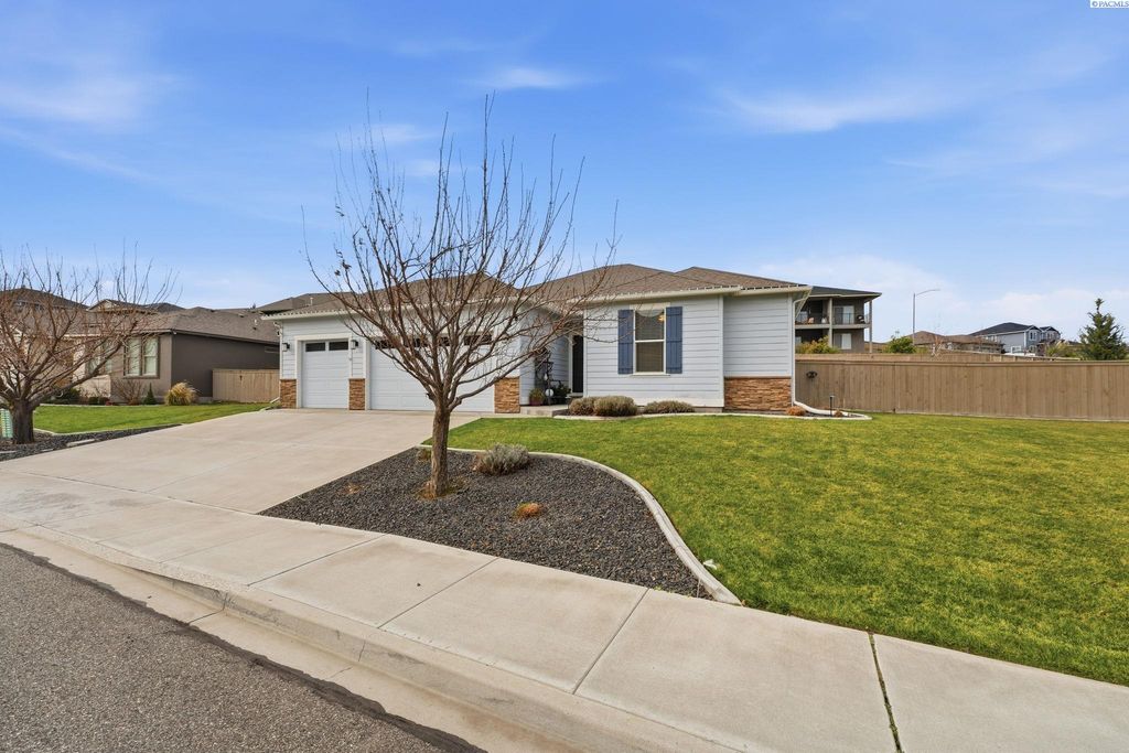 Photo of 1003 Chinook Dr, Richland, WA 99352 (MLS # 289702)