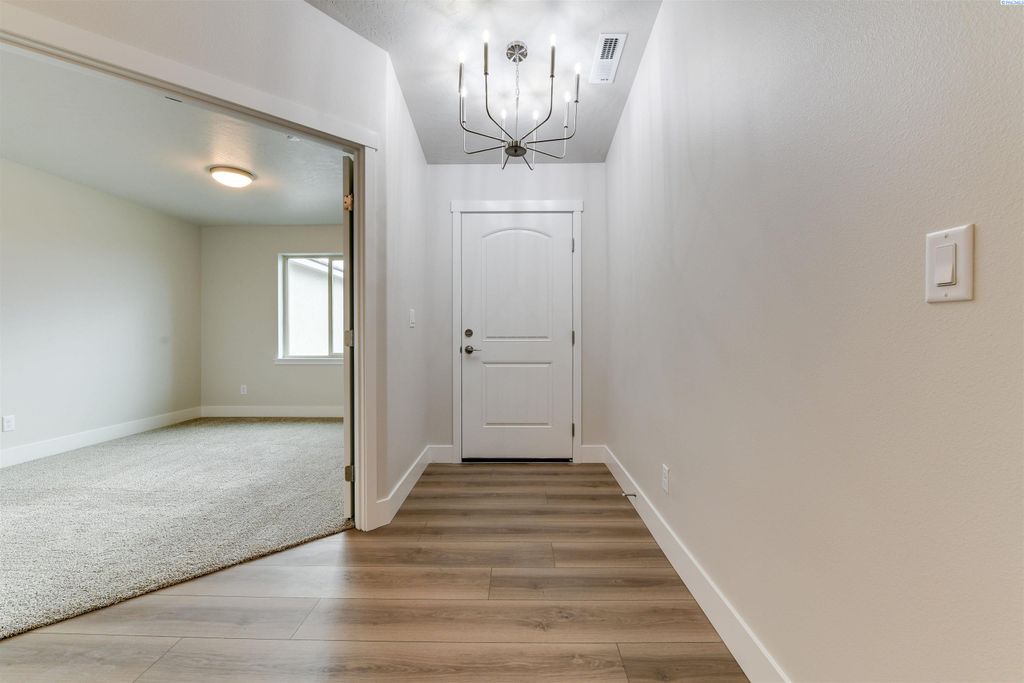 Photo of 6150 W 30th Pl, Kennewick, WA 99338 (MLS # 289351)