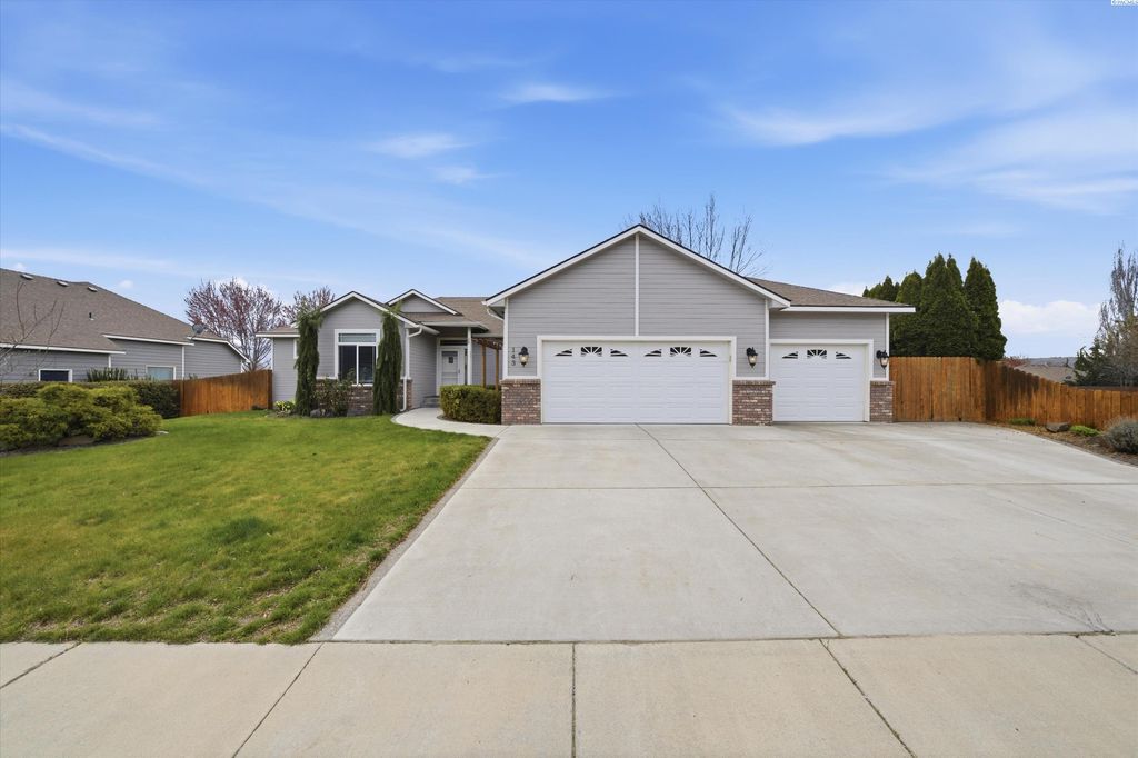 Photo of 143 Mattis Dr, Richland, WA 99352 (MLS # 291460)