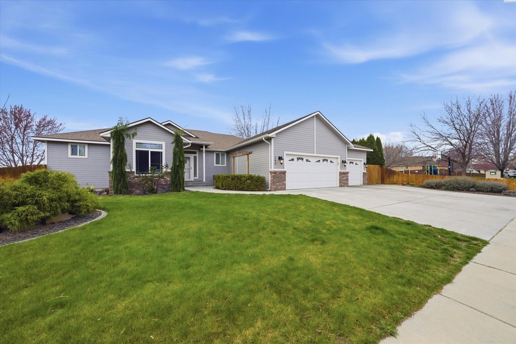 Photo of 143 Mattis Dr, Richland, WA 99352 (MLS # 291460)