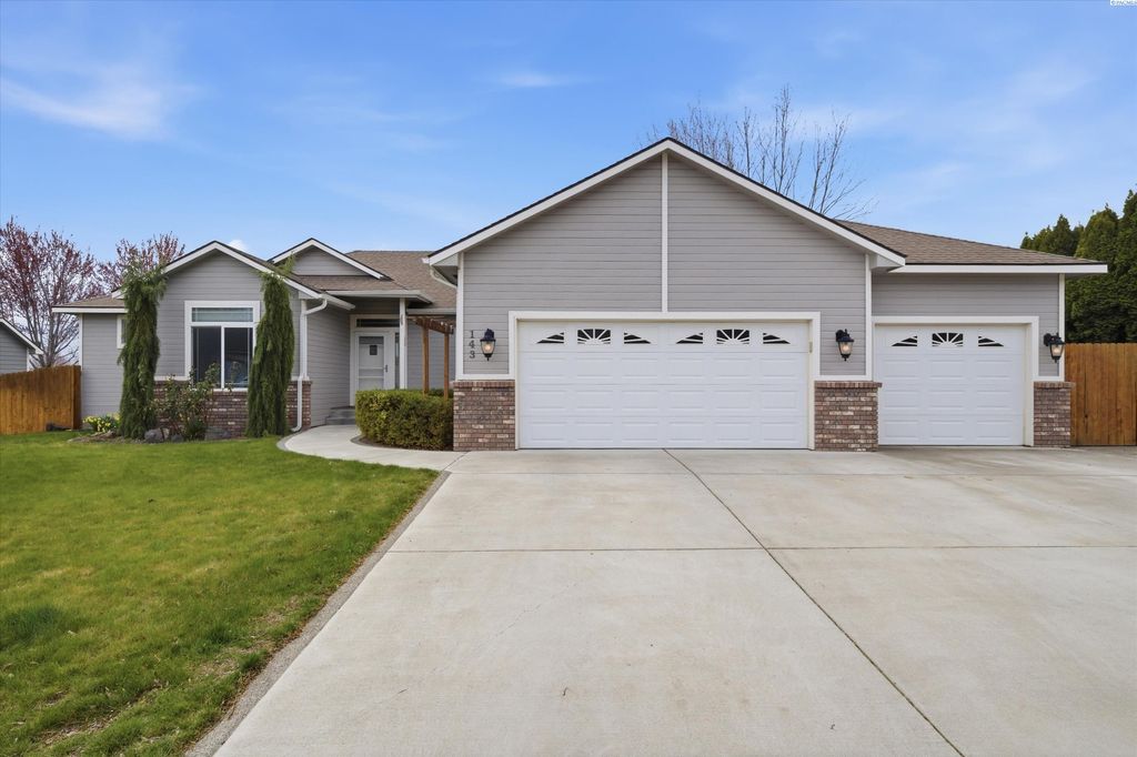Photo of 143 Mattis Dr, Richland, WA 99352 (MLS # 291460)