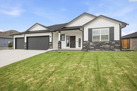 Photo of 7309 Cyan Dr, Pasco, WA 99301 (MLS # 288889)