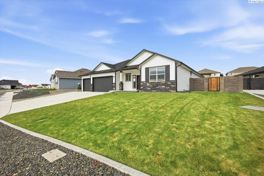 Photo of 7309 Cyan Dr, Pasco, WA 99301 (MLS # 288889)
