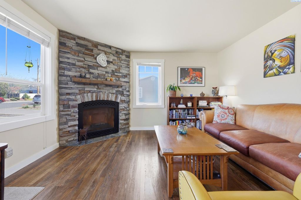 Photo of 75 Newcomer St, Richland, WA 99354 (MLS # 292171)