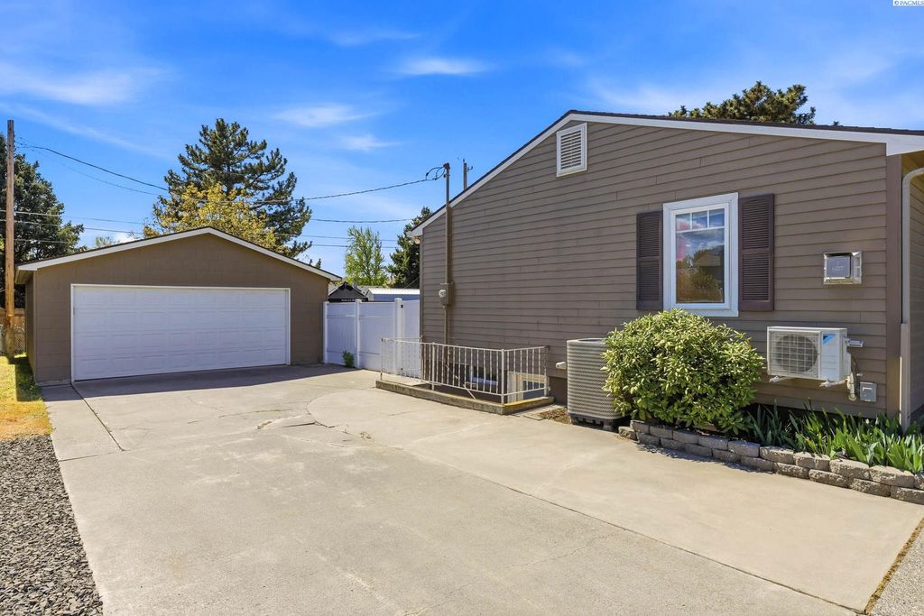 Photo of 75 Newcomer St, Richland, WA 99354 (MLS # 292171)