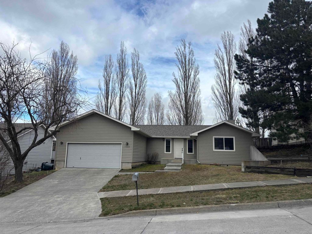 Photo of 1340 SW Wadleigh Dr, Pullman, WA 99163 (MLS # 291050)