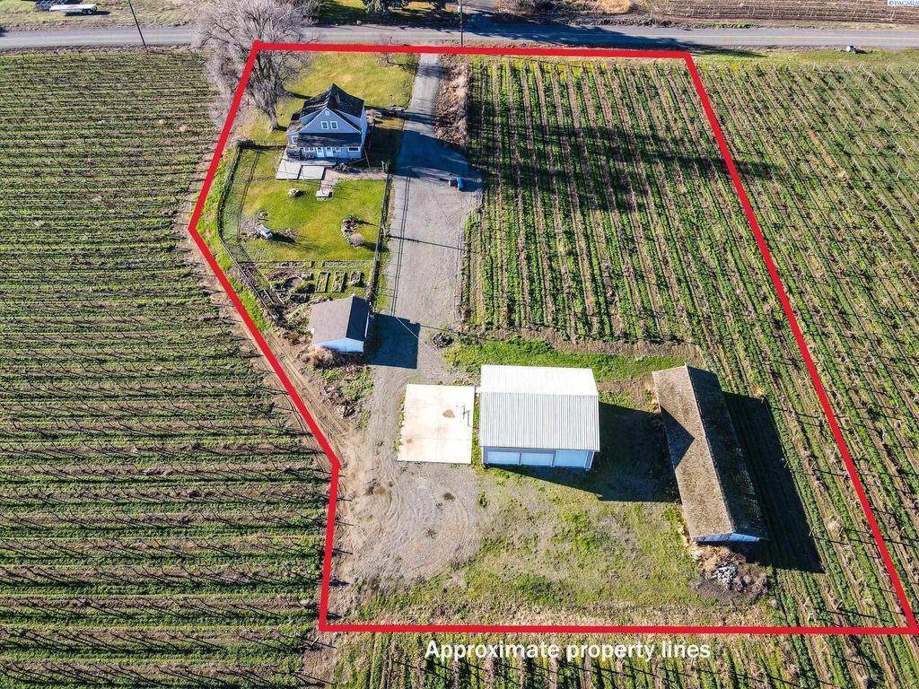 Photo of 1921 Olmstead Rd, Grandview, WA 98930 (MLS # 289504)